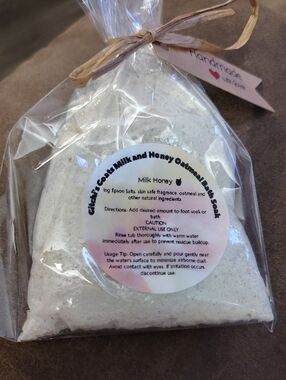 Hand Crafted Milk & Honey Oatmeal Bath Soak - White